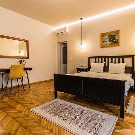Boutique Rooms With Parking Oradea Buitenkant foto