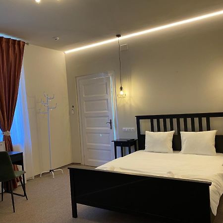 Boutique Rooms With Parking Oradea Buitenkant foto
