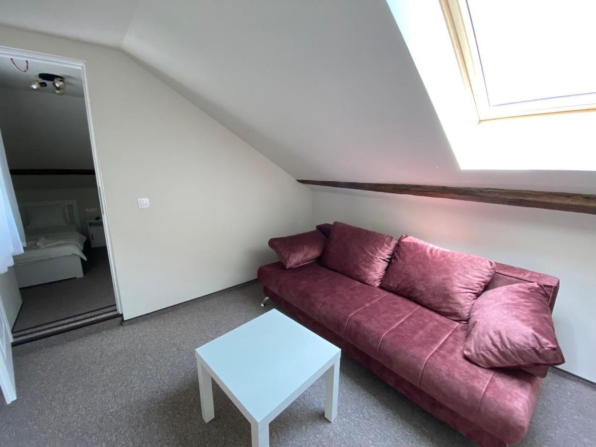 Boutique Rooms With Parking Oradea Buitenkant foto