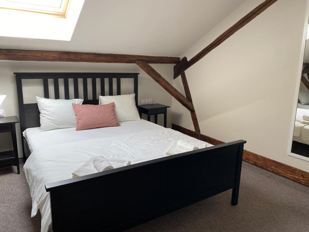 Boutique Rooms With Parking Oradea Buitenkant foto