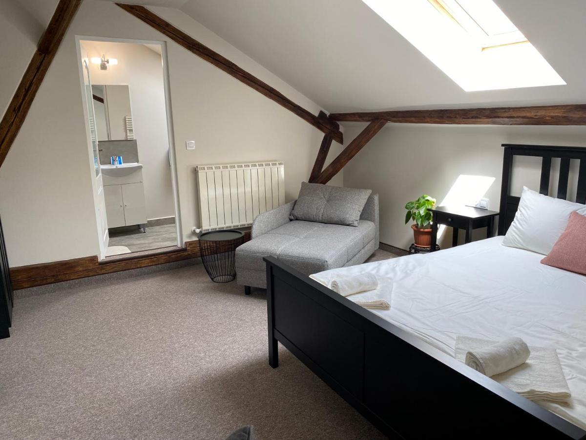 Boutique Rooms With Parking Oradea Buitenkant foto