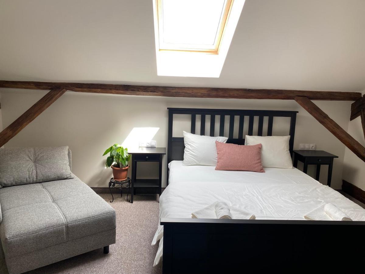 Boutique Rooms With Parking Oradea Buitenkant foto