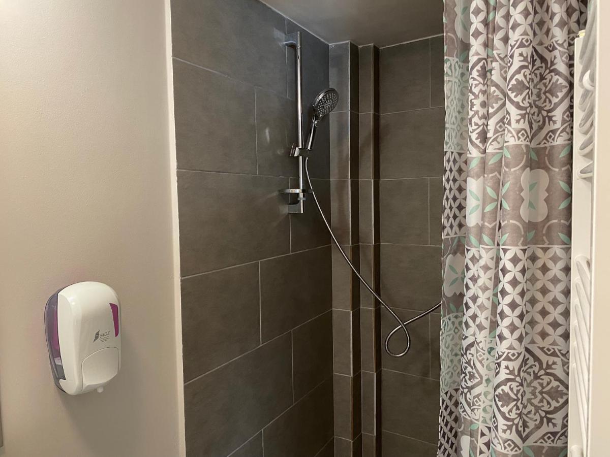 Boutique Rooms With Parking Oradea Buitenkant foto