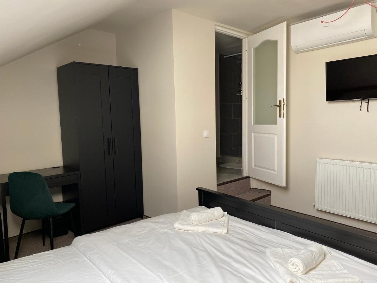 Boutique Rooms With Parking Oradea Buitenkant foto