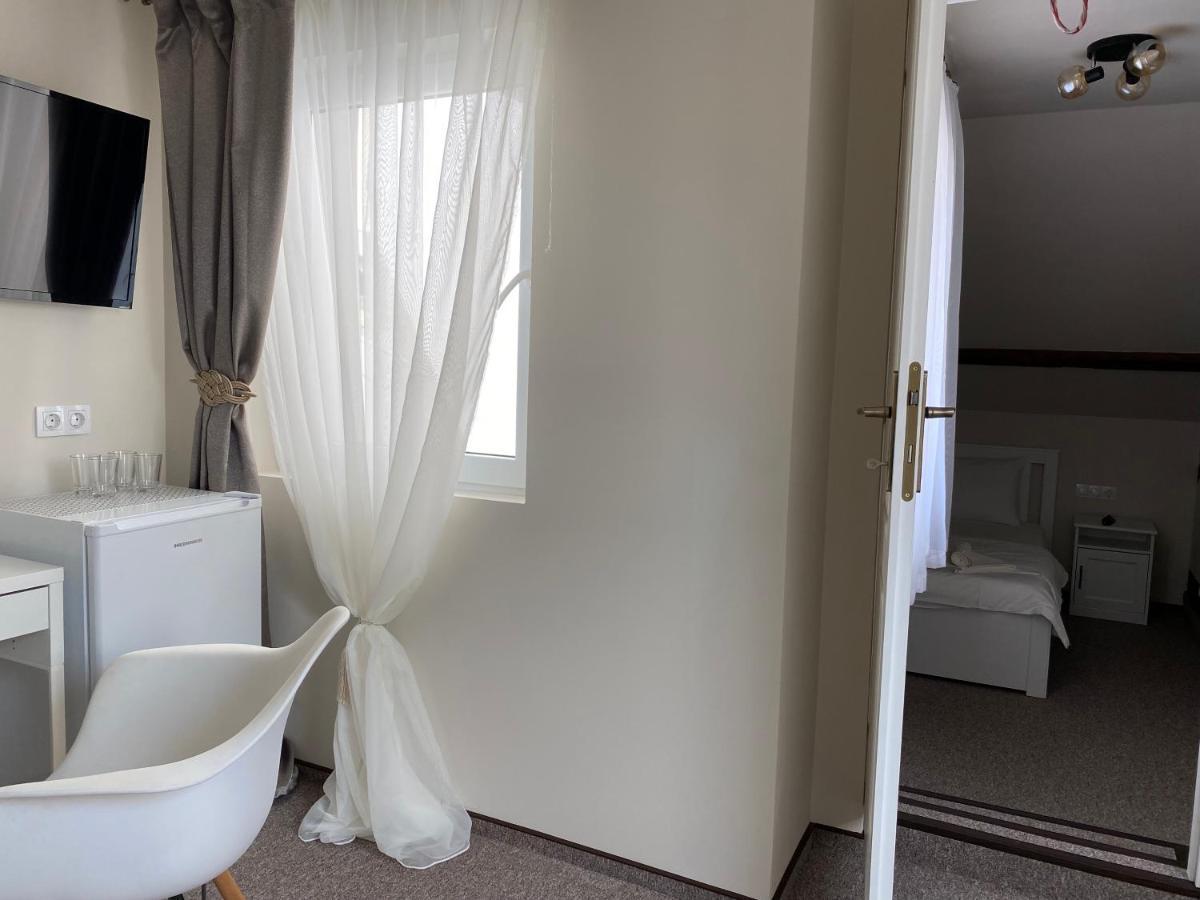 Boutique Rooms With Parking Oradea Buitenkant foto