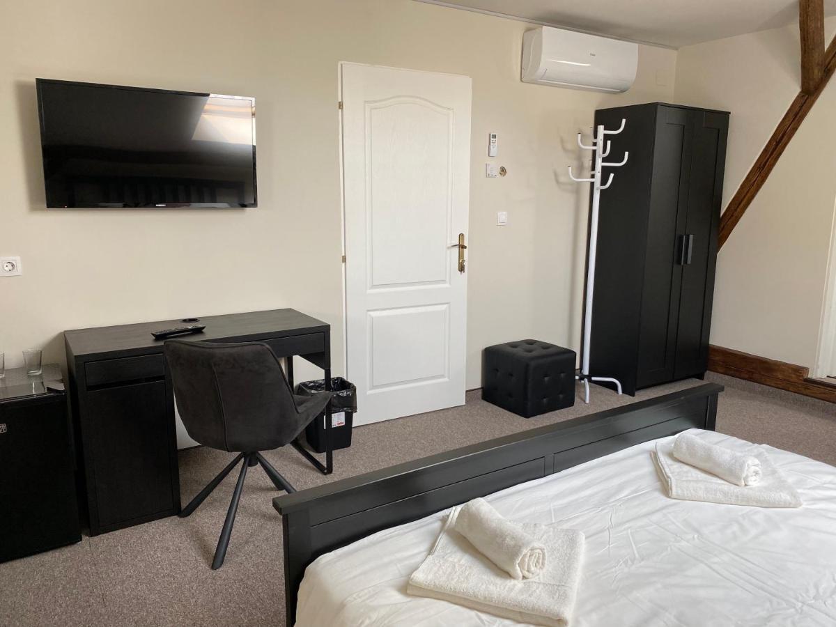 Boutique Rooms With Parking Oradea Buitenkant foto