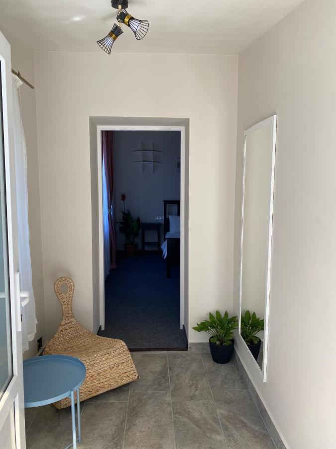Boutique Rooms With Parking Oradea Buitenkant foto