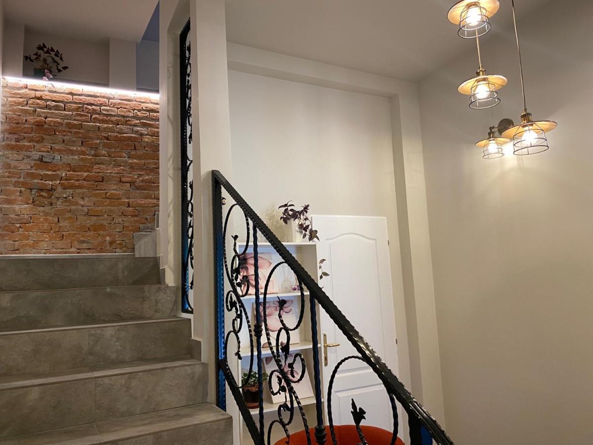 Boutique Rooms With Parking Oradea Buitenkant foto