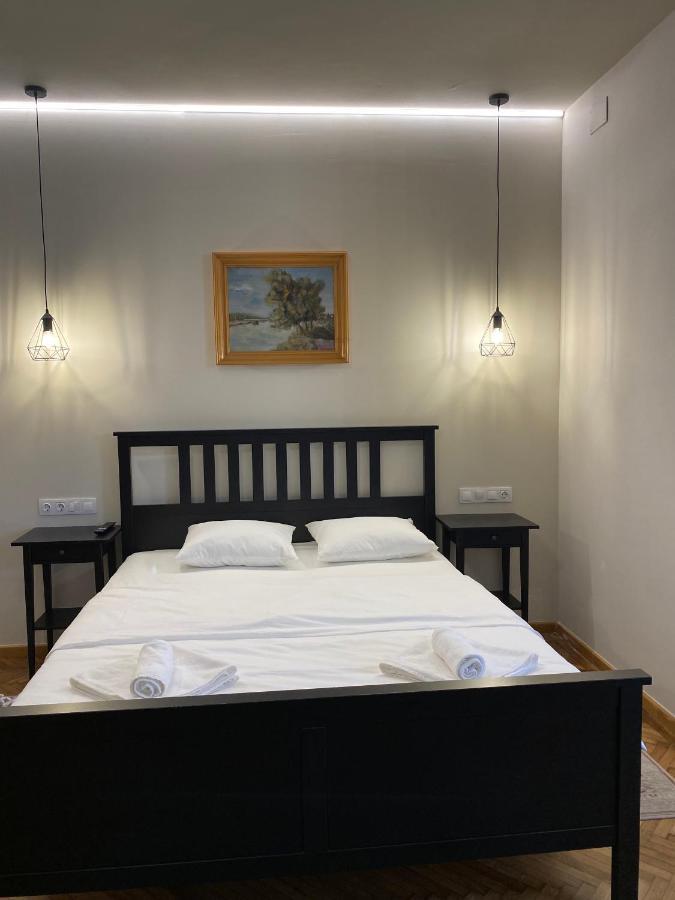 Boutique Rooms With Parking Oradea Buitenkant foto