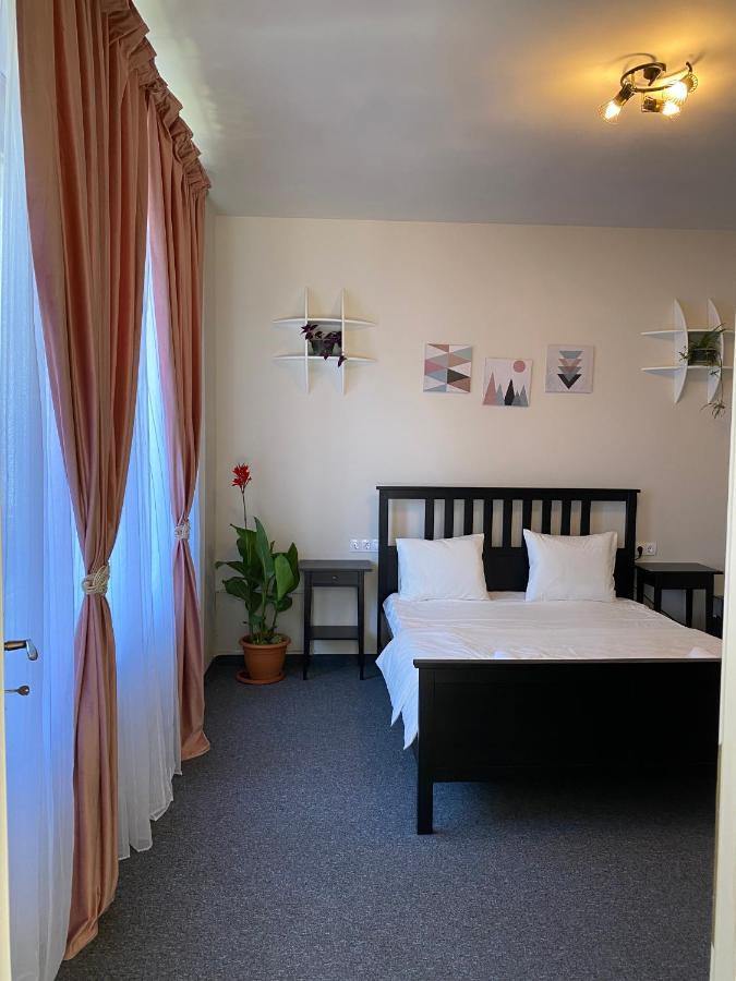 Boutique Rooms With Parking Oradea Buitenkant foto