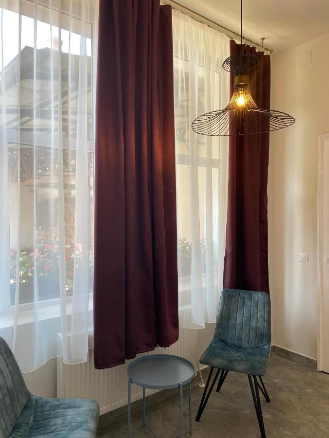 Boutique Rooms With Parking Oradea Buitenkant foto