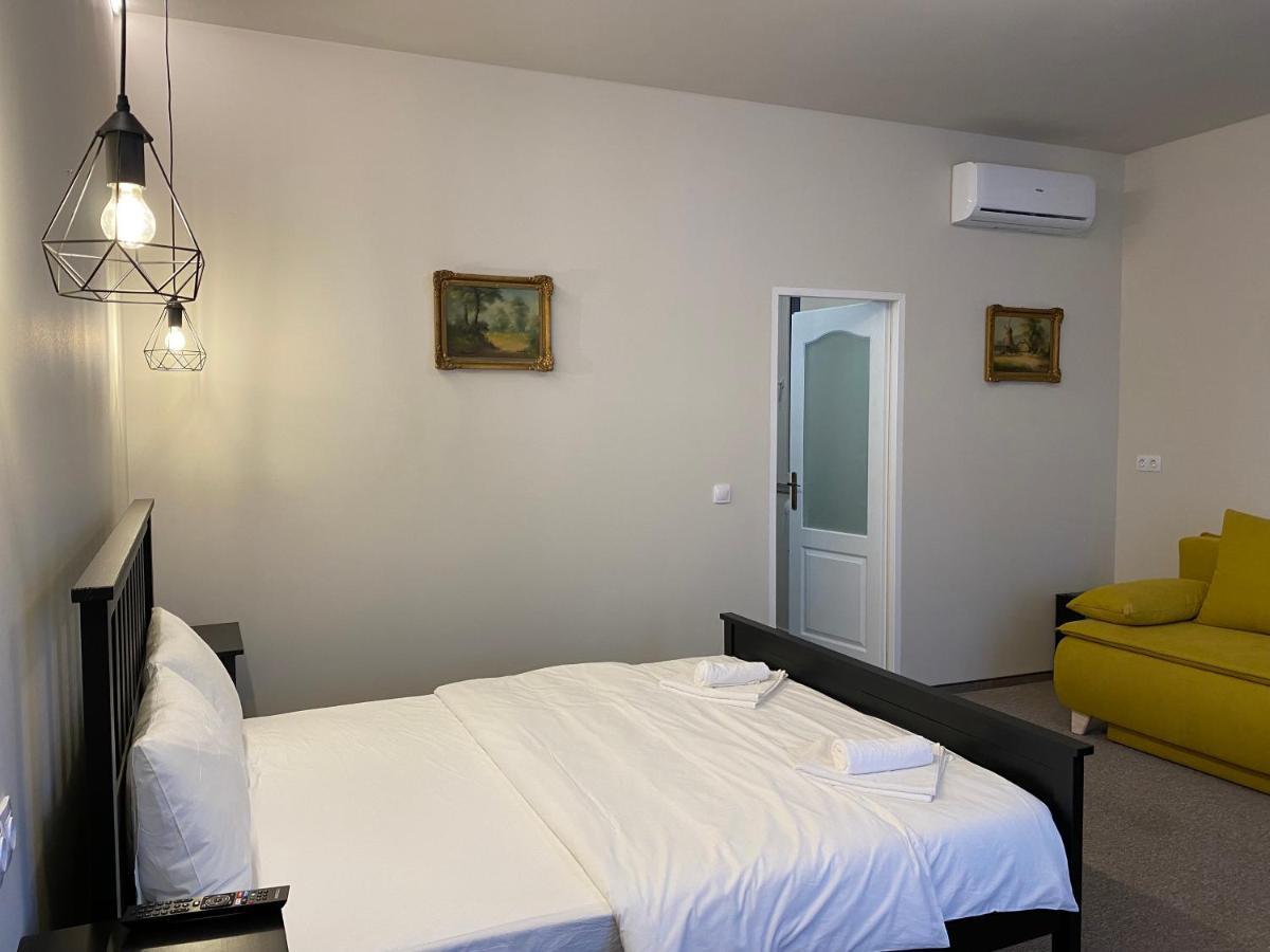 Boutique Rooms With Parking Oradea Buitenkant foto