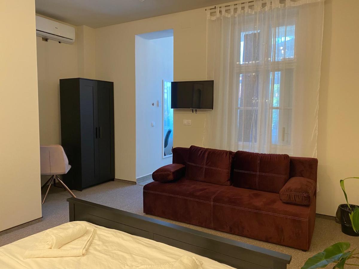 Boutique Rooms With Parking Oradea Buitenkant foto