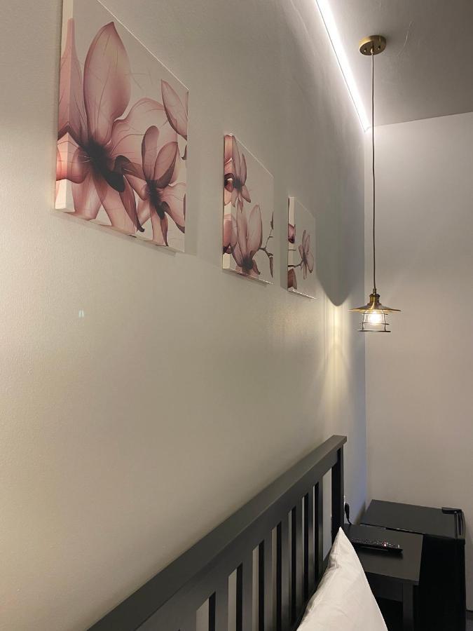 Boutique Rooms With Parking Oradea Buitenkant foto