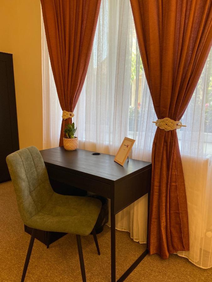 Boutique Rooms With Parking Oradea Buitenkant foto