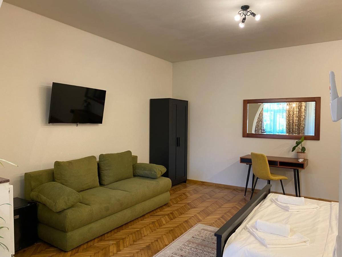 Boutique Rooms With Parking Oradea Buitenkant foto